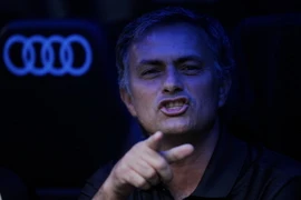 HLV Mourinho cáo buộc FA phân biệt đối xử