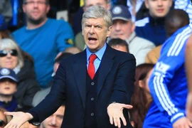HLV Wenger đau đớn sau thất bại tan nát