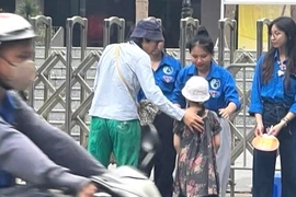 Nam sinh mang em gái đi thi đỗ trường công lập điểm chuẩn cao nhất Hà Nội