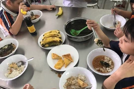 Hiệu trưởng nhận thiếu sót về bữa ăn bán trú khiến phụ huynh bật khóc