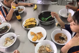 Hiệu trưởng nhận thiếu sót về bữa ăn bán trú khiến phụ huynh bật khóc