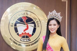 Hiệu trưởng ĐH Kinh tế quốc dân nói gì về bức ảnh hoa hậu Đỗ Thị Hà ngồi ghế chủ toạ nghe thầy “báo cáo”?