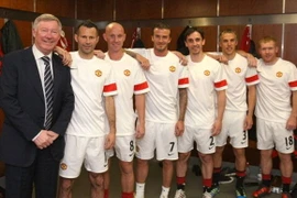 NÓNG: Các huyền thoại Man Utd chung tiền mua đội bóng