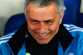 HLV Mourinho bị FA phạt 8.000 bảng vì gây sự với trọng tài