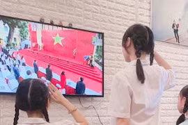 [Ảnh] Phụ huynh, học sinh Hà Nội tự ghi lại khoảnh khắc đẹp chào năm học mới 