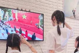 [Ảnh] Phụ huynh, học sinh Hà Nội tự ghi lại khoảnh khắc đẹp chào năm học mới 