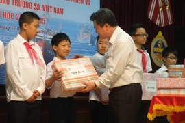  87 học sinh con CBCS trên quần đảo Trường Sa được tặng quà năm học mới