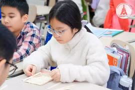 Sáng 22-1, học sinh Hà Nội đến trường trong giá rét