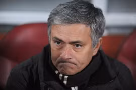 HLV Mourinho rời sân sớm để… gọi điện cho vợ