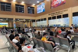 Nườm nượp rời Hà Nội về quê, bến xe tấp nập trước kỳ nghỉ lễ 30/4-1/5