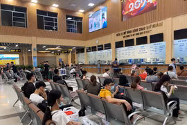 Nườm nượp rời Hà Nội về quê, bến xe tấp nập trước kỳ nghỉ lễ 30/4-1/5