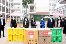 Nhiều quà tặng được gửi tới hơn 100 học sinh, giáo viên, phụ huynh đang cách ly tại tiểu học Xuân Phương