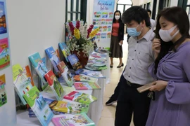 Bộ GD-ĐT đề nghị các nhà xuất bản giảm giá thành sách giáo khoa