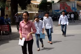 Thêm 12 thí sinh bị đình chỉ vì mắc lỗi mang điện thoại vào phòng thi