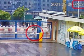 Thí sinh đi thi muộn bật khóc ở cổng trường Hà Nội-Amsterdam không cần chờ năm sau mới được thi lại