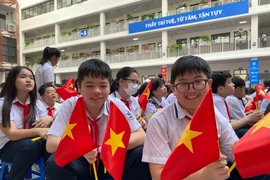 Bí thư Thành ủy Hà Nội chúc mừng thầy trò trường THCS Giảng Võ nhân dịp khai giảng năm học mới 