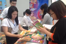 Phụ huynh không mua được sách giáo khoa cho con, nhà xuất bản phải điều sách từ địa phương khác về Hà Nội