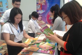 Phụ huynh không mua được sách giáo khoa cho con, nhà xuất bản phải điều sách từ địa phương khác về Hà Nội