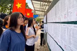 Phụ huynh Hà Nội sốt ruột chờ điểm thi lớp 10