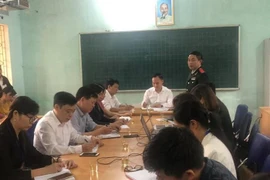 Cô giáo Nguyễn Thị Tuất làm công tác phổ cập giáo dục trong quá trình thanh tra tại trường Sài Sơn B