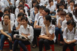 Thi tốt nghiệp THPT 2014: Một thí sinh thi vẫn phải có hơn 10 người phục vụ