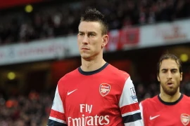 Koscielny cứu 20 công nhân khỏi cảnh thất nghiệp