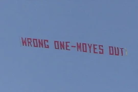 Hai máy bay căng biểu ngữ trên bầu trời Old Trafford