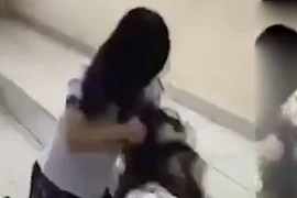 Thờ ơ trước việc bạn bị đánh trên lớp, 13 học sinh bị kỷ luật