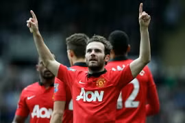 Đội hình tiêu biểu vòng 33 Premier League: Vinh danh Mata