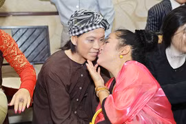 Thúy Nga hôn say đắm... tượng Hoài Linh