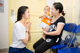 Hoa hậu Thùy Dung trao quà từ thiện cho bệnh nhi mùa trung thu