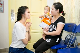 Hoa hậu Thùy Dung trao quà từ thiện cho bệnh nhi mùa trung thu