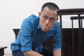 Nhân viên bảo vệ trộm tiền ngân hàng xong, thú tội với… mẹ đẻ