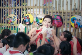 Á hậu Huyền My bị "bao vây" tại đêm hội Trung thu