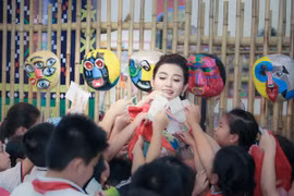 Á hậu Huyền My bị "bao vây" tại đêm hội Trung thu