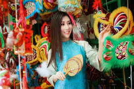 Hoa hậu điện ảnh Thanh Mai dạo phố sắm quà trung thu