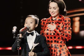 Khoảnh khắc đáng yêu của Hồ Văn Cường khi nhận giải Ca sĩ ấn tượng