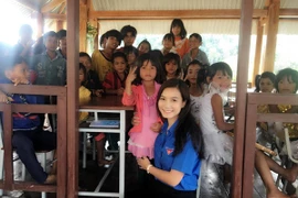 Diễn viên Lương Giang vượt ngàn cây số tặng quà cho trẻ em nghèo