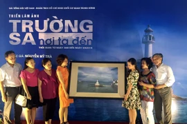 Triển lãm "Trường Sa - nơi ta đến" gây quỹ tặng 70 triệu đồng cho con em lính đảo