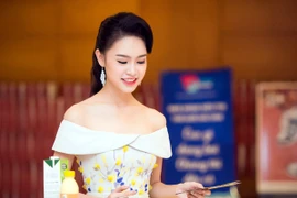 "Người đẹp truyền thông" Ngọc Vân khoe vai trần quyến rũ