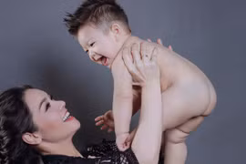 Nhật Kim Anh khoe ảnh nhóc tì cực đáng yêu