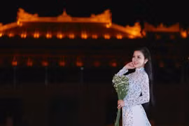 Đến Huế mộng mơ, Janny Thủy Trần khoe vẻ đẹp dịu dàng với áo dài