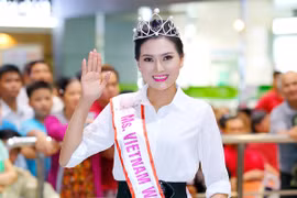 Tân Hoa hậu Kim Thoa rạng rỡ về nước sau đăng quang