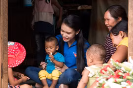 Cuộc hội ngộ xúc động của "Người đẹp truyền thông" Ngọc Vân với buôn làng Tây Nguyên