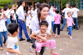 Á hậu Huyền My vui đùa với trẻ em khuyết tật
