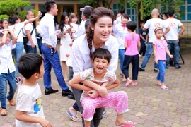 Á hậu Huyền My vui đùa với trẻ em khuyết tật