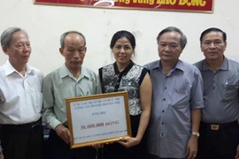 CLB Sỹ quan hưu trí Công an Hà Nội ủng hộ 30 triệu đồng xây dựng khu tưởng niệm chiến sĩ Gạc Ma