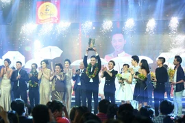 Hotboy phụ hồ thành quán quân Cười xuyên việt 2016 do Trà thảo mộc Dr Thanh tài trợ