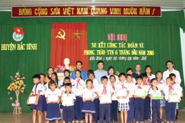 Trung ương Đoàn và Tân Hiệp Phát trao học bổng cho học sinh nghèo tại Bình Thuận