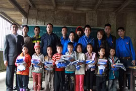 Hơn 1 tấn gạo được trao đến tay học sinh nghèo vùng cao